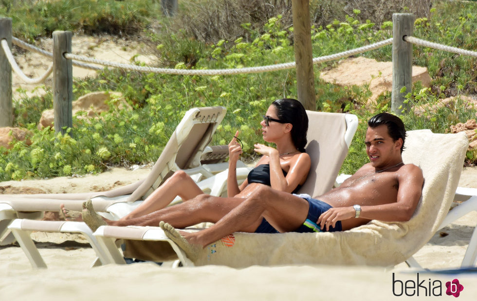 Tini Stoessel y Pepe Barroso Junior tomando el sol en Formentera