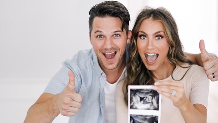 Matt Lanter muestra las ecografías de su bebe