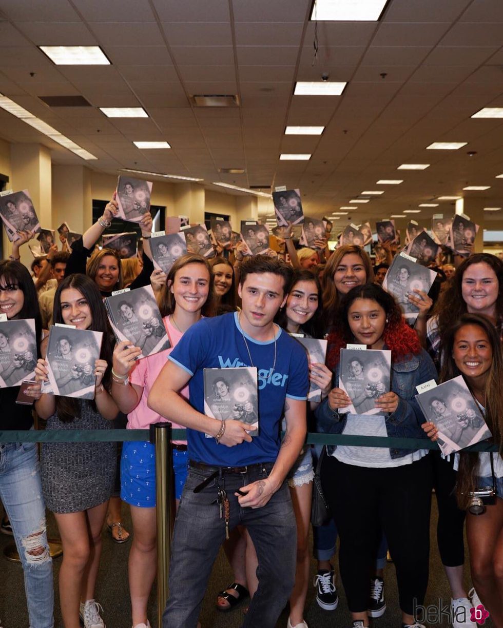 Brookyln Beckham en una presentación de su libro 'What I see'