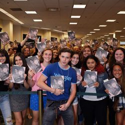 Brookyln Beckham en una presentación de su libro 'What I see'