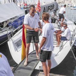 El Rey Felipe VI saluda a Pierre Casiraghi en las regatas de Mallorca