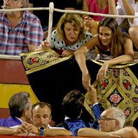 Eva González desea suerte a Cayetano Rivera en la corrida nocturna de Palma