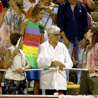 La Infanta Elena hablando con Ágatha Ruiz de la Prada en la corrida nocturna de Palma