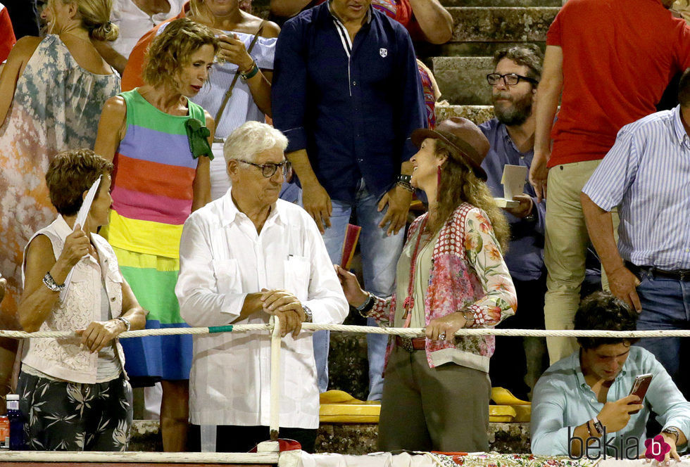 La Infanta Elena hablando con Ágatha Ruiz de la Prada en la corrida nocturna de Palma