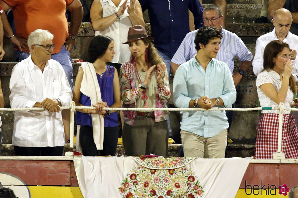 La Infanta Elena y sus hijos Froilán y Victoria Federica en la corrida de toros nocturna de Palma