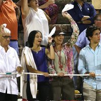 La Infanta Elena, Froilán y Victoria de Marichalar, muy emocionados en la corrida de toros nocturna de Palma