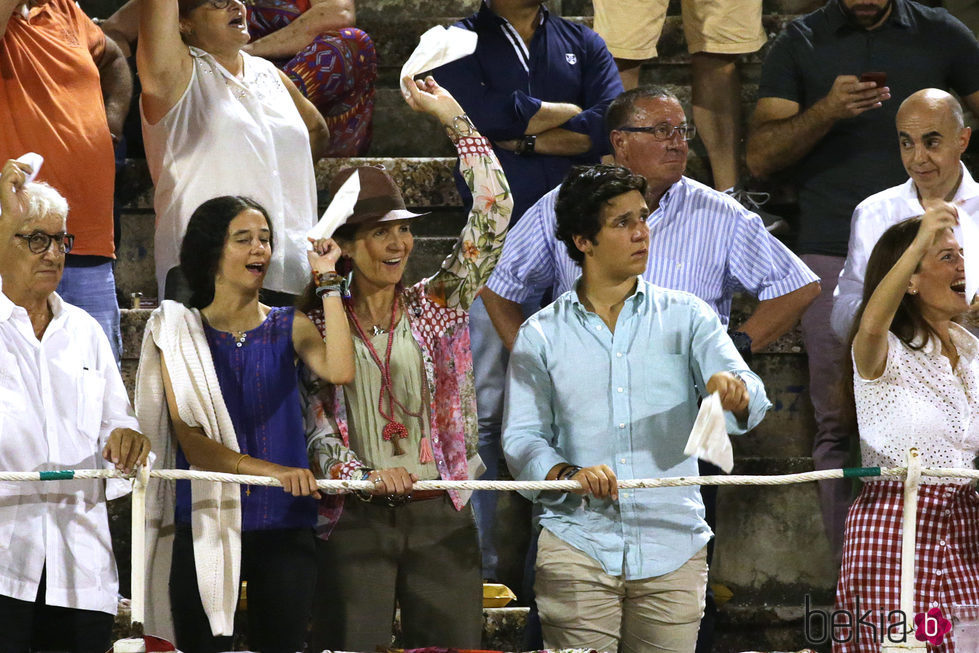 La Infanta Elena, Froilán y Victoria de Marichalar, muy emocionados en la corrida de toros nocturna de Palma