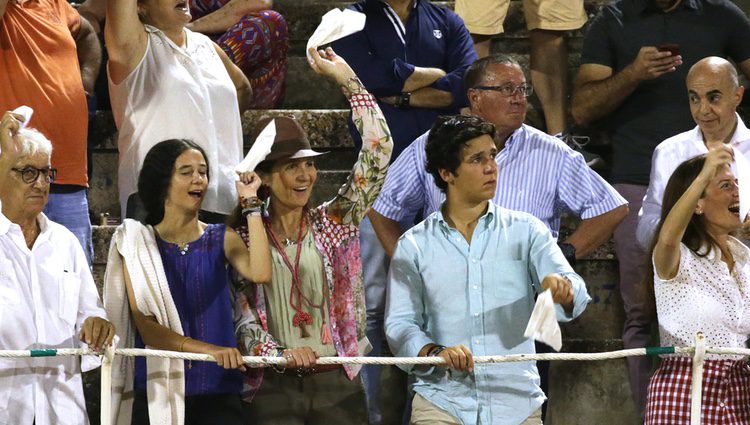 La Infanta Elena, Froilán y Victoria de Marichalar, muy emocionados en la corrida de toros nocturna de Palma