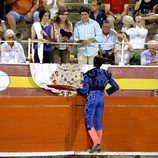 Cayetano Rivera brinda un toro a la Infanta Elena y a sus hijos Froilán y Victoria de Marichalar en la corrida de toros nocturna de Palma