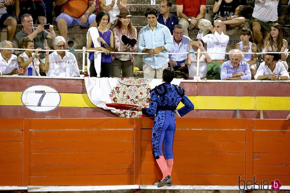 Cayetano Rivera brinda un toro a la Infanta Elena y a sus hijos Froilán y Victoria de Marichalar en la corrida de toros nocturna de Palma