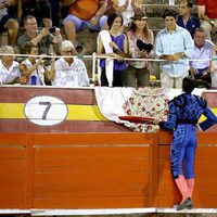 Cayetano Rivera brinda un toro a la Infanta Elena y a sus hijos Froilán y Victoria de Marichalar en la corrida de toros nocturna de Palma