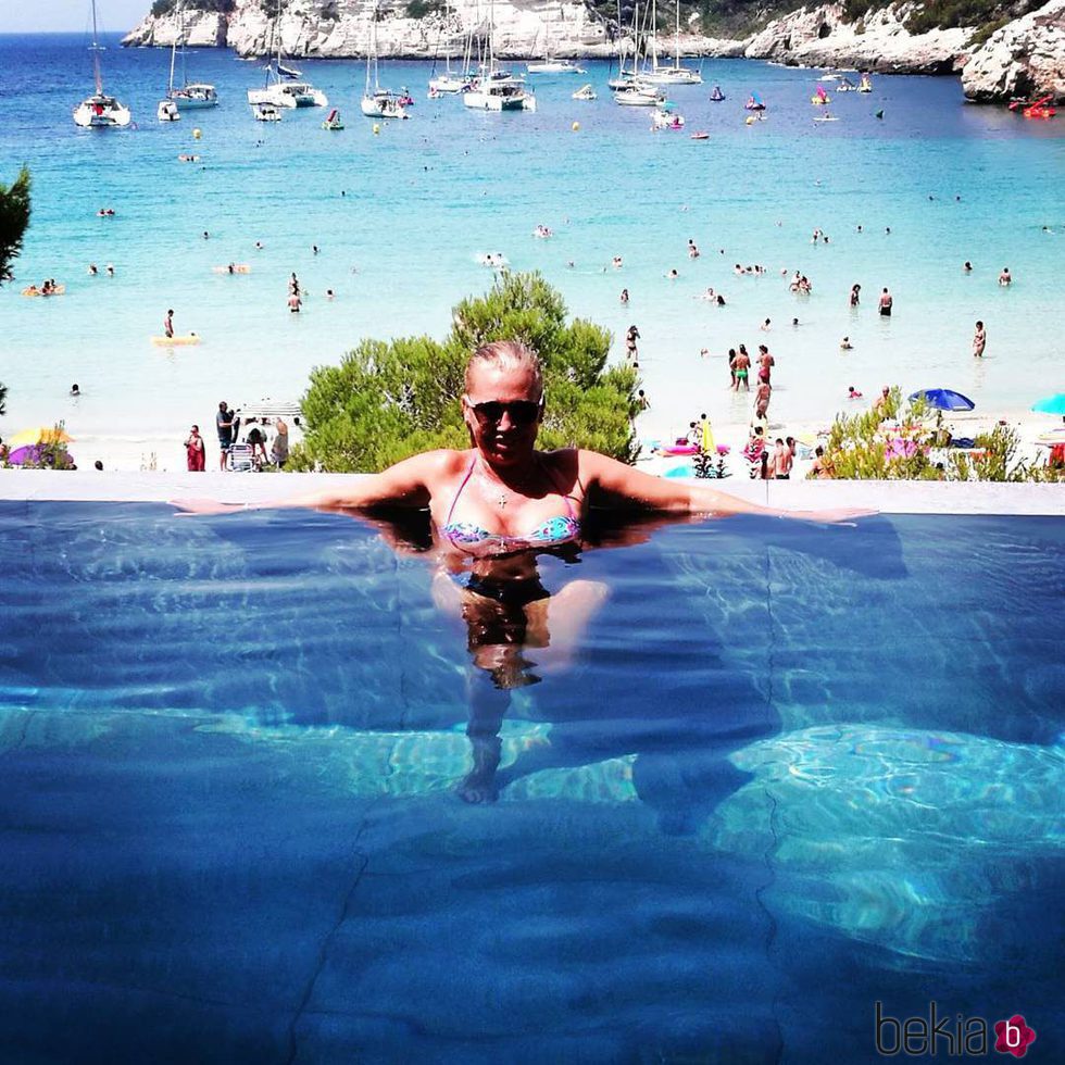 Belén Esteban en una piscina en Menorca