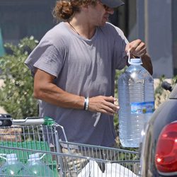 Carles Puyol llenando el maletero tras hacer la compra en Ibiza