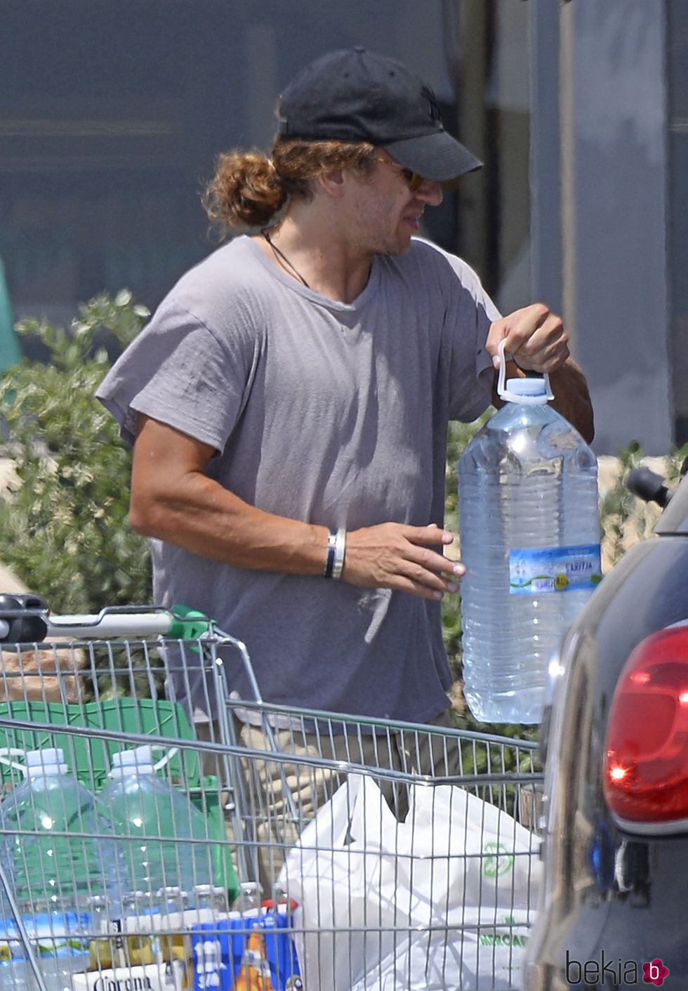 Carles Puyol llenando el maletero tras hacer la compra en Ibiza