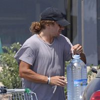 Carles Puyol llenando el maletero tras hacer la compra en Ibiza