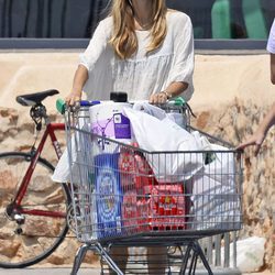 Vanesa Lorenzo con el carro de la compra en Ibiza