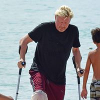 Boris Becker en Ibiza con la pierna rota