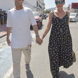 Fonsi Nieto y Marta Castro en la capilla ardiente de Ángel Nieto