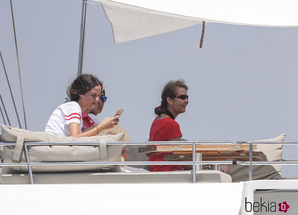 La Infanta Elena y Victoria de Marichalar viendo las regatas de la Copa del Rey de Vela 2017