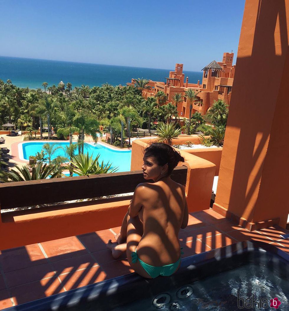 Cristina Pedroche posando en topless en el jacuzzi