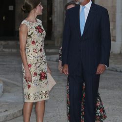 Los Reyes Felipe y Letizia charlando en la recepción a la sociedad balear del verano de 2017