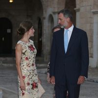 Los Reyes Felipe y Letizia charlando en la recepción a la sociedad balear del verano de 2017