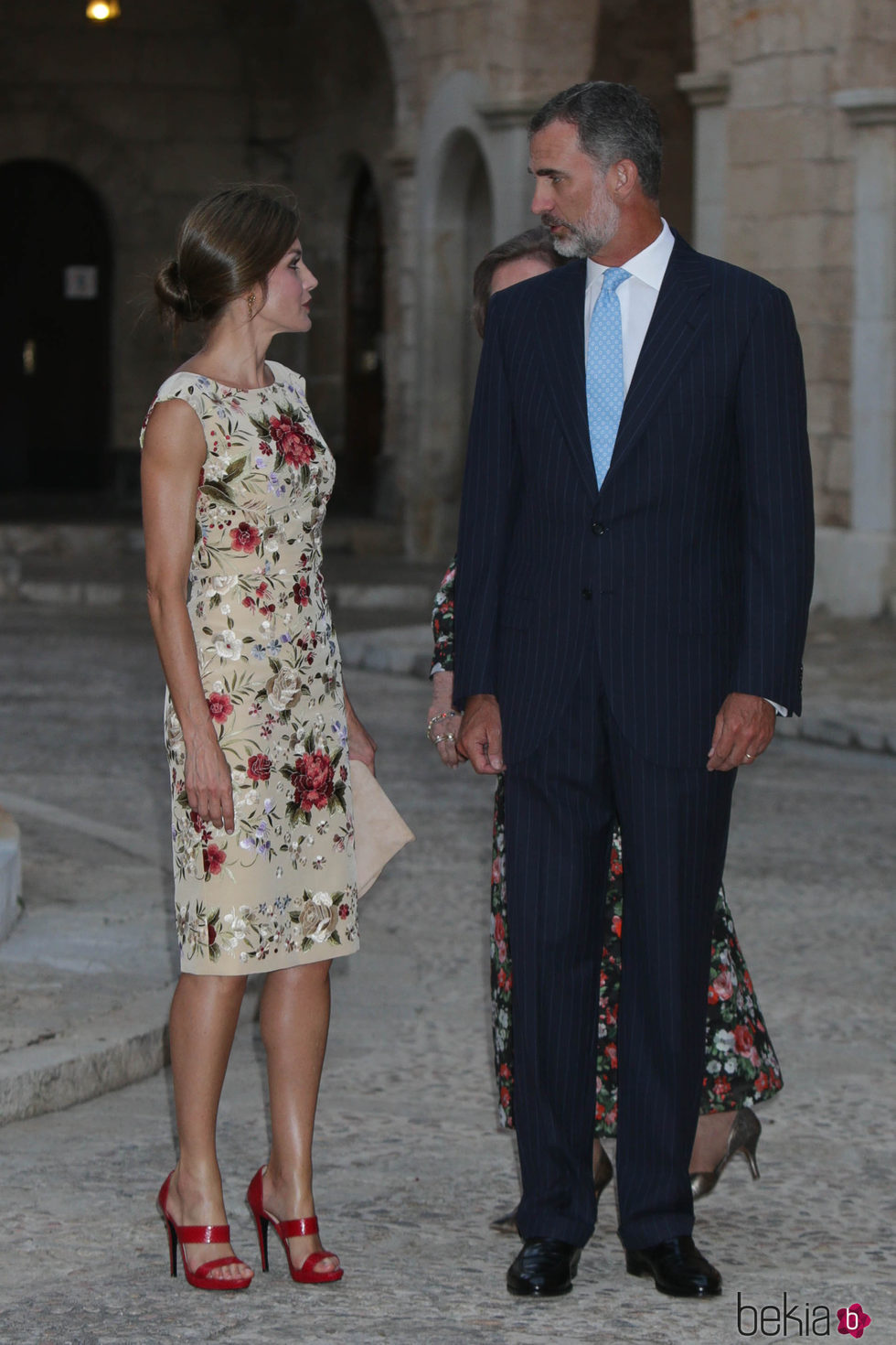 Los Reyes Felipe y Letizia charlando en la recepción a la sociedad balear del verano de 2017