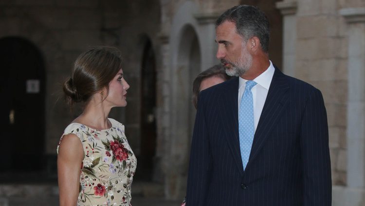 Los Reyes Felipe y Letizia charlando en la recepción a la sociedad balear del verano de 2017