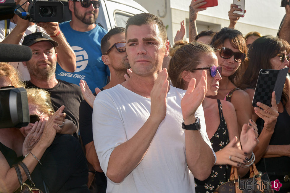 Fonsi Nieto aplaude el homenaje que recibió Ángel Nieto en las puertas del tanatorio