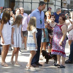 Los Reyes Felipe y Letizia y sus hijas Leonor y Sofía saludan a unos ciudadanos en Sóller