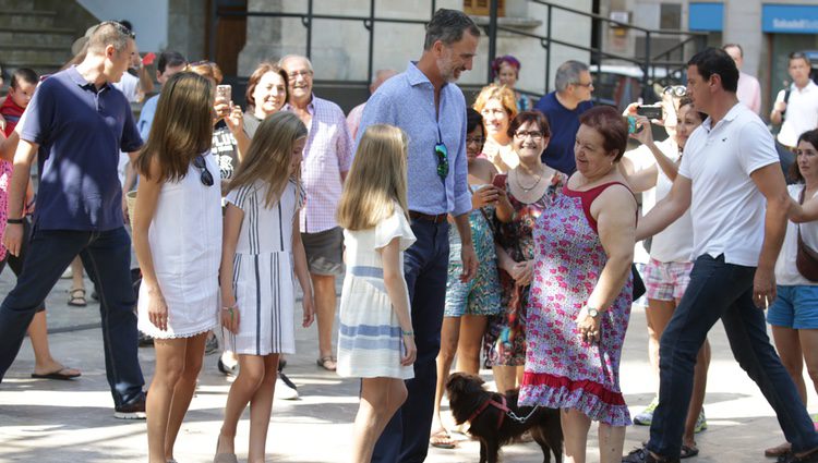 Los Reyes Felipe y Letizia y sus hijas Leonor y Sofía saludan a unos ciudadanos en Sóller