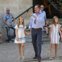 Los Reyes Felipe y Letizia, la Princesa Leonor y la Infanta Sofía a la salida de una exposición en Sóller