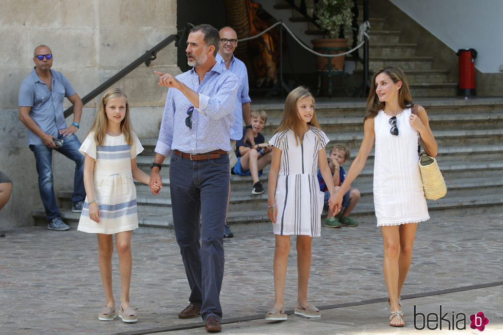 Los Reyes Felipe y Letizia, la Princesa Leonor y la Infanta Sofía a la salida de una exposición en Sóller