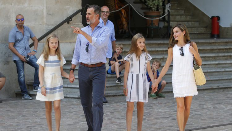 Los Reyes Felipe y Letizia, la Princesa Leonor y la Infanta Sofía a la salida de una exposición en Sóller