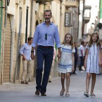 Los Reyes Felipe y Letizia, la Princesa Leonor y la Infanta Sofía pasean por Sóller