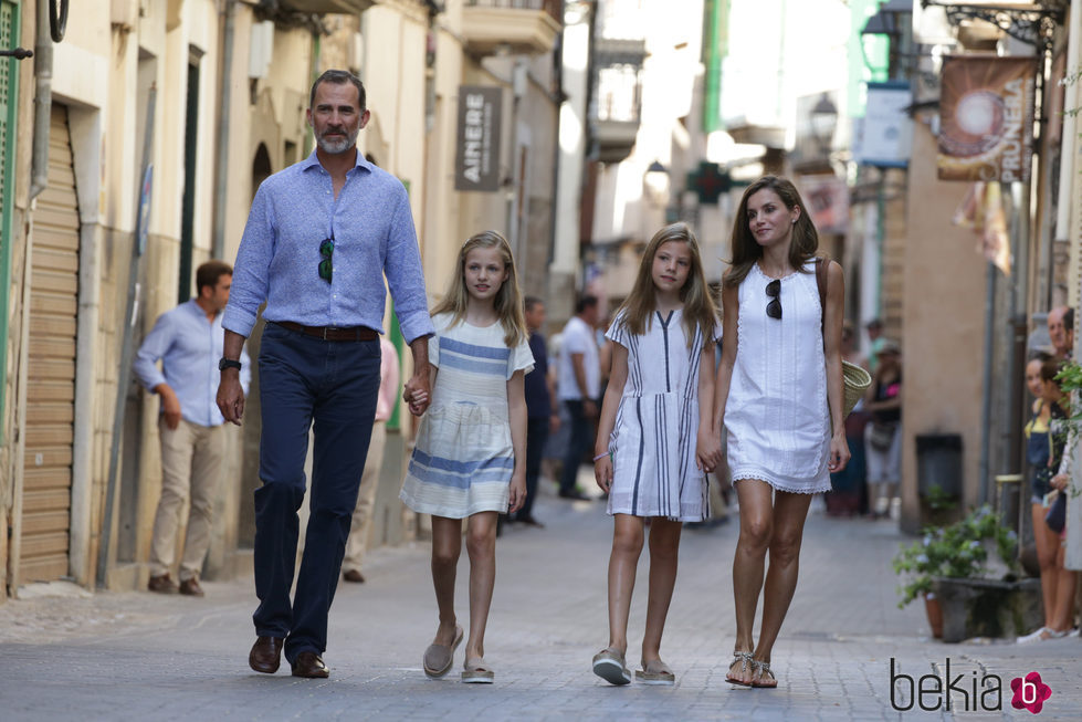 Los Reyes Felipe y Letizia, la Princesa Leonor y la Infanta Sofía pasean por Sóller