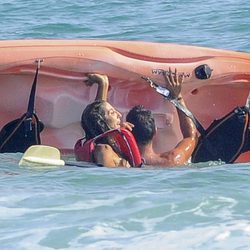 Paz Padilla divirtiéndose en kayak con Kiko Calleja en Zahara de los Atunes