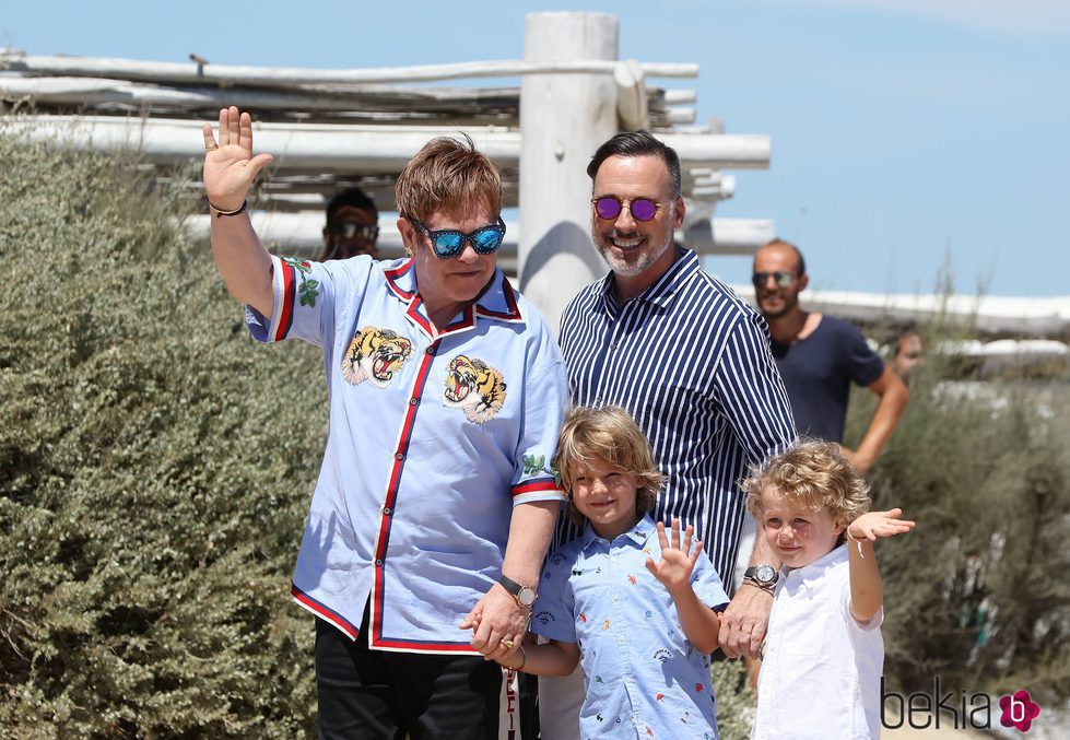 Elton John y su familia disfrutando de vacaciones en Saint Tropez