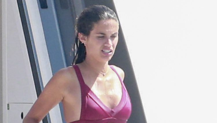 Sara Sampaio luciendo tipazo en Ibiza entre amor y amigos