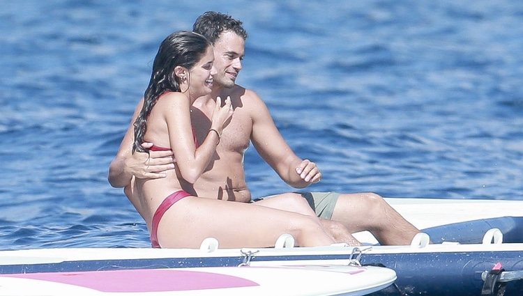 Sara Sampaio y Oliver Ripley divirtiéndose en Ibiza