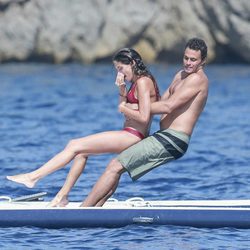 Sara Sampaio y Oliver Ripley jugando en el mar