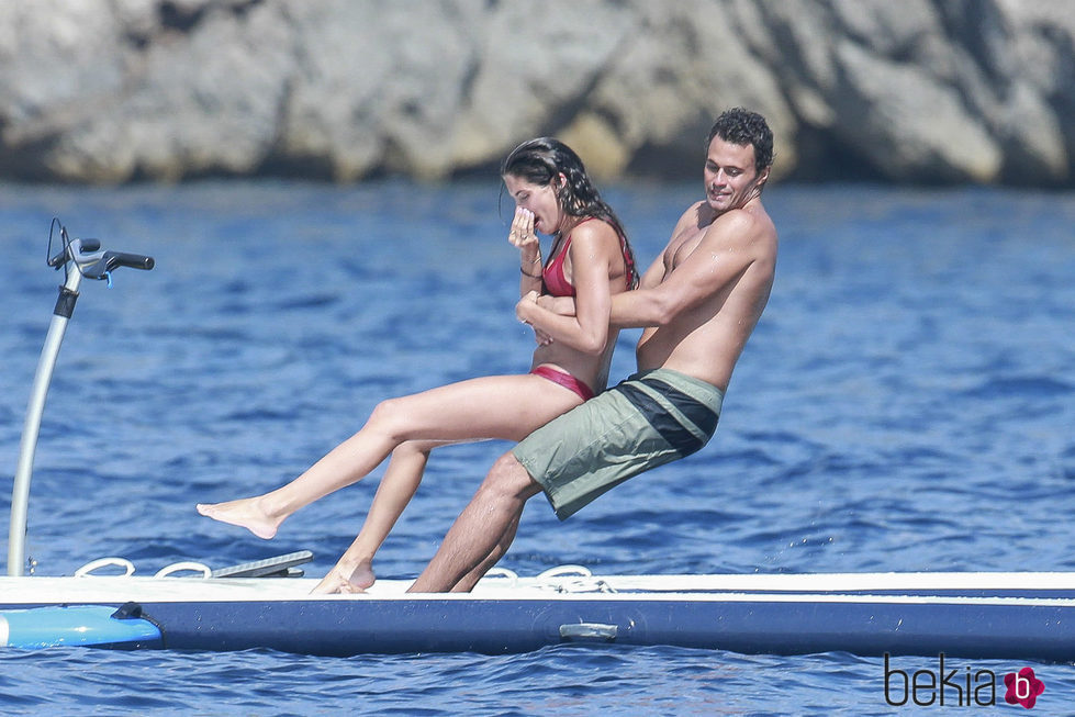 Sara Sampaio y Oliver Ripley jugando en el mar