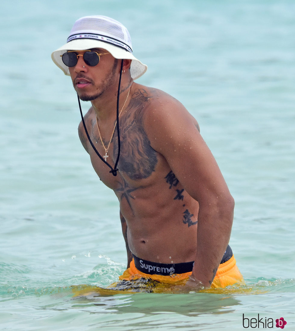 Lewis Hamilton luciendo torso en sus vacaciones en Barbados