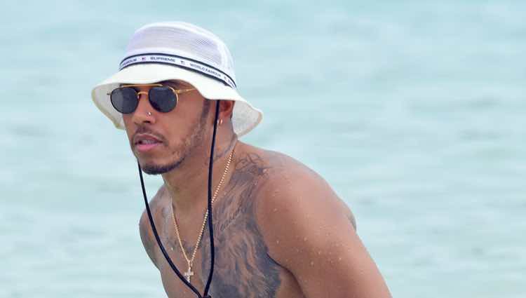 Lewis Hamilton luciendo torso en sus vacaciones en Barbados