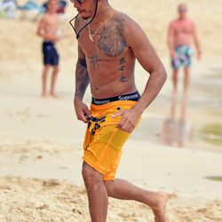 Lewis Hamilton luciendo torso en Barbados