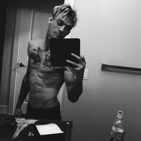 Aaron Carter luciendo torso ante el espejo