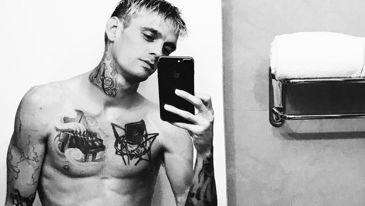 Aaron Carter posa desnudo tras salir de la ducha ante el espejo