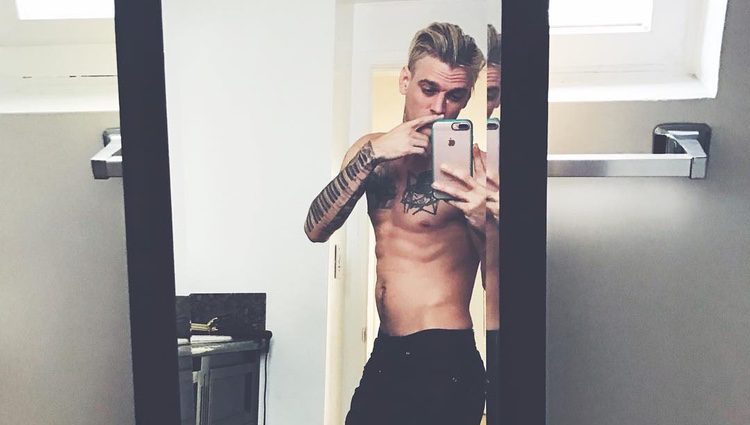 El cantante Aaron Carter posa desnudo ante el espejo