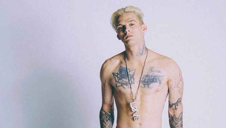 Aaron Carter posa luciendo cuerpazo y tatuajes