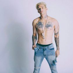 Aaron Carter posa luciendo cuerpazo y tatuajes